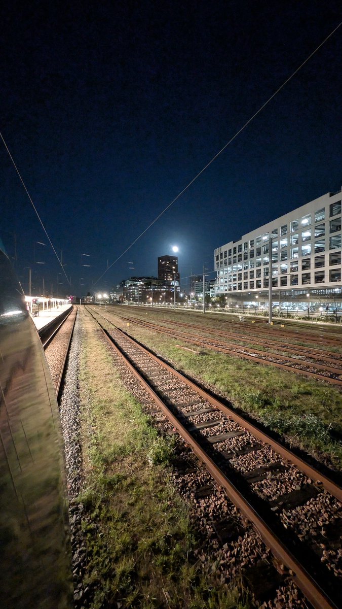 Ambiance ferroviaire avec une magnifique lune 🌝 en gare de Nantes .
<a href="/TERPays2LaLoire/">TER Pays de la Loire</a> <a href="/nantesfr/">Ville de Nantes</a>