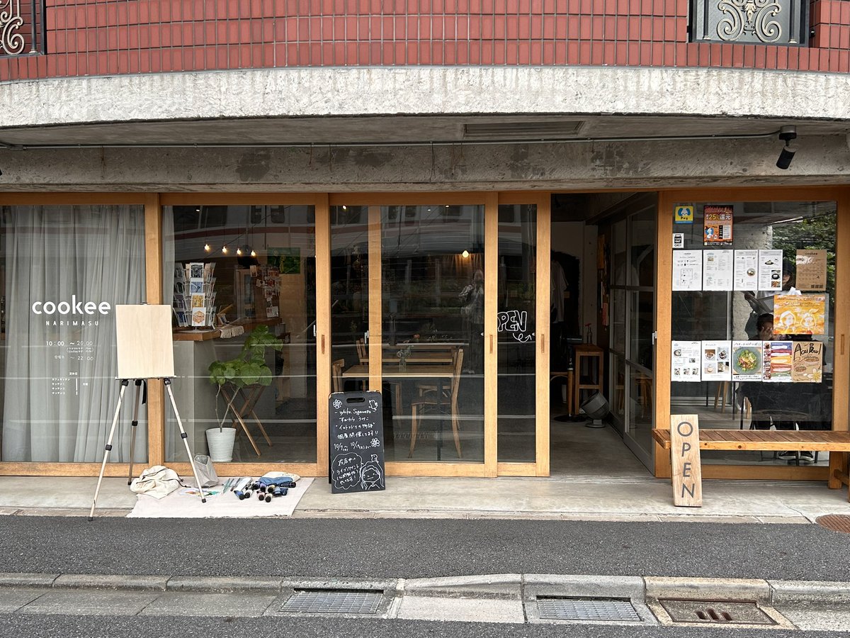 umiko_sugawara's tweet photo. ライブペイントやってます！
#成増 #カフェ #cookee https://t.co/hHFZOUQH1w