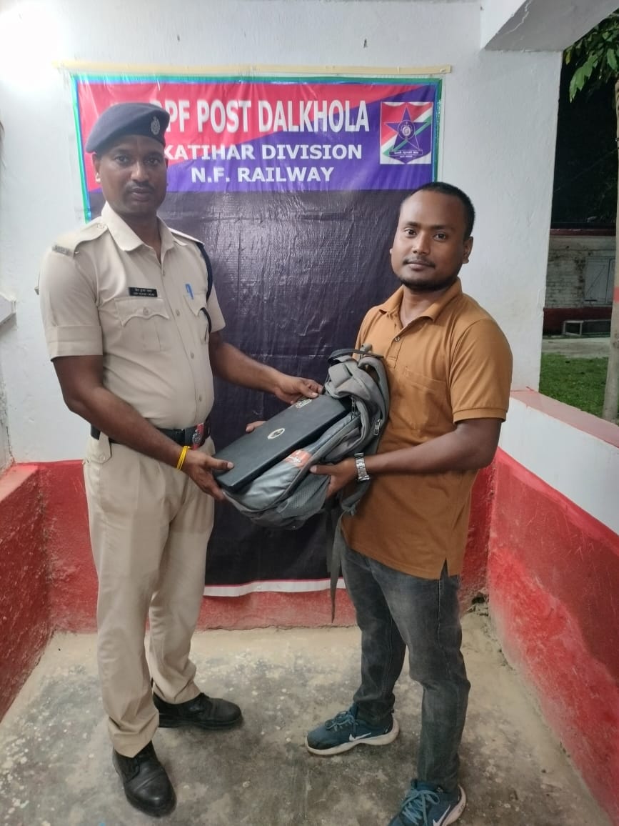 On 06.10.2025, Acting a Railmadad, RPF/Dalkhola recovered left behind a bag with Laptop &amp; Charger from T/No.12377 UP (Value Rs. 40,000/-(approx.) at Dalkhola Railway station. Later on, handed over to actual owner .
#Operation_Amanat
<a href="/drm_kir/">drmkatihar</a>
<a href="/rpf_nfr1/">RPFNFR</a>
<a href="/RPF_INDIA/">RPF INDIA</a>