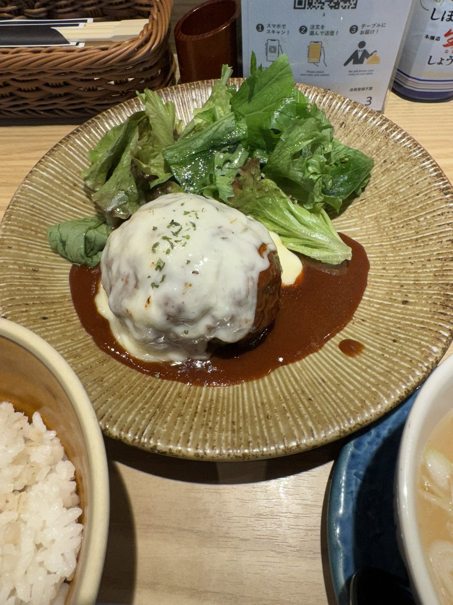 maruko01385's tweet image. 肉のいとうの系列店、ヨドバシ仙台1階にある、居酒屋牛たん直

今週の週替わりランチ
牛たんハンバーグ定食🐮✨

ジューシーな牛たんハンバーグに、トロリとチーズ🧀特製デミグラスソースも美味、スープつき！

ご飯は大、中、小から選べます（写真は小）

税込1,000円です☺️

#肉のいとうアンバサダー