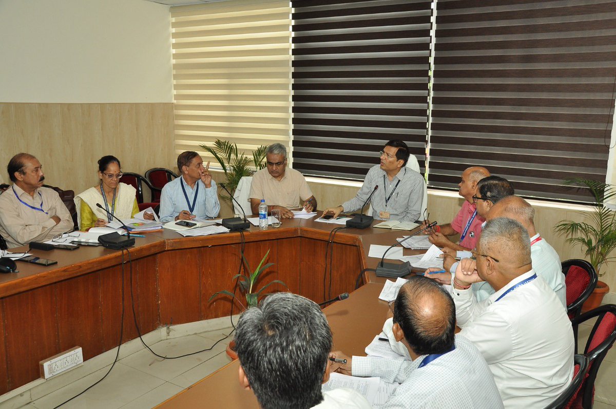 पशुधन भवन में शासन सचिव डॉ. समित शर्मा की अध्यक्षता में पशुपालन विभाग की समीक्षा बैठक आयोजित हुई।
उन्होंने अधिकारियों को पूरी निष्ठा से कार्य कर विभाग में गुणात्मक परिवर्तन लाने के निर्देश दिए।

#AnimalHusbandary #Rajasthan