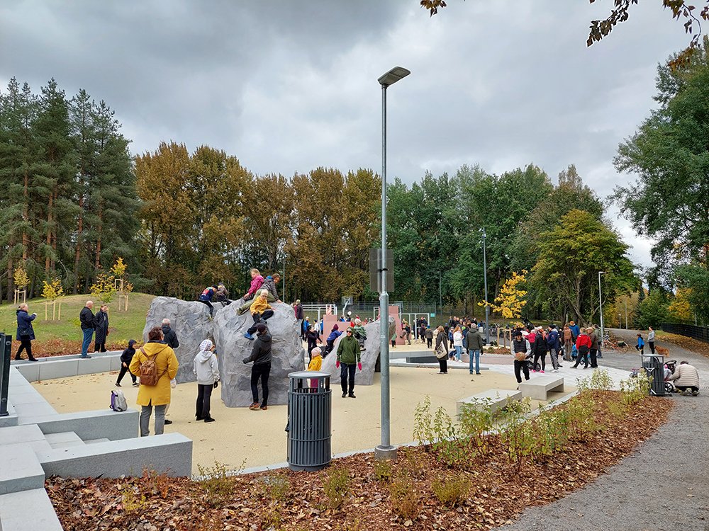 Tampereen kaupunki tilasi ja Infran rakentajat tekivät kesän aikana Kalevan keskuspuistoon parkour-alueen ja asfalttipintaisen koripallokentän. Avajaisissa riitti vilskettä. #tampere #kotikulmatkuntoon #infralainen