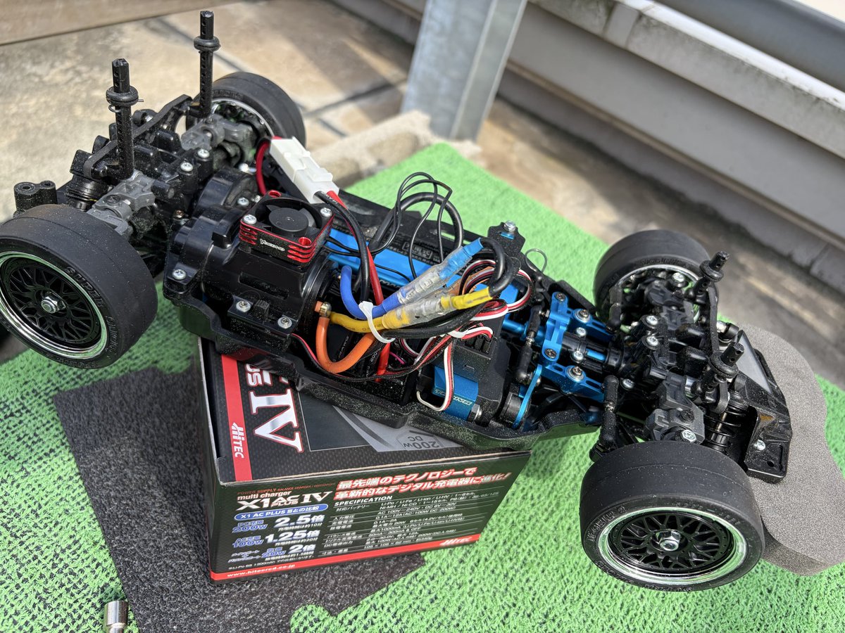 makeyou83600036's tweet photo. 久しぶりの投稿ですがついにサーキットデビューしました。一番難しいのは急勾配のカーブなどではなくストレートである、と言うことを痛感です。
#TT02 #RCカー　#初心者　#ストレート難しい部 https://t.co/9iTExhPnHq