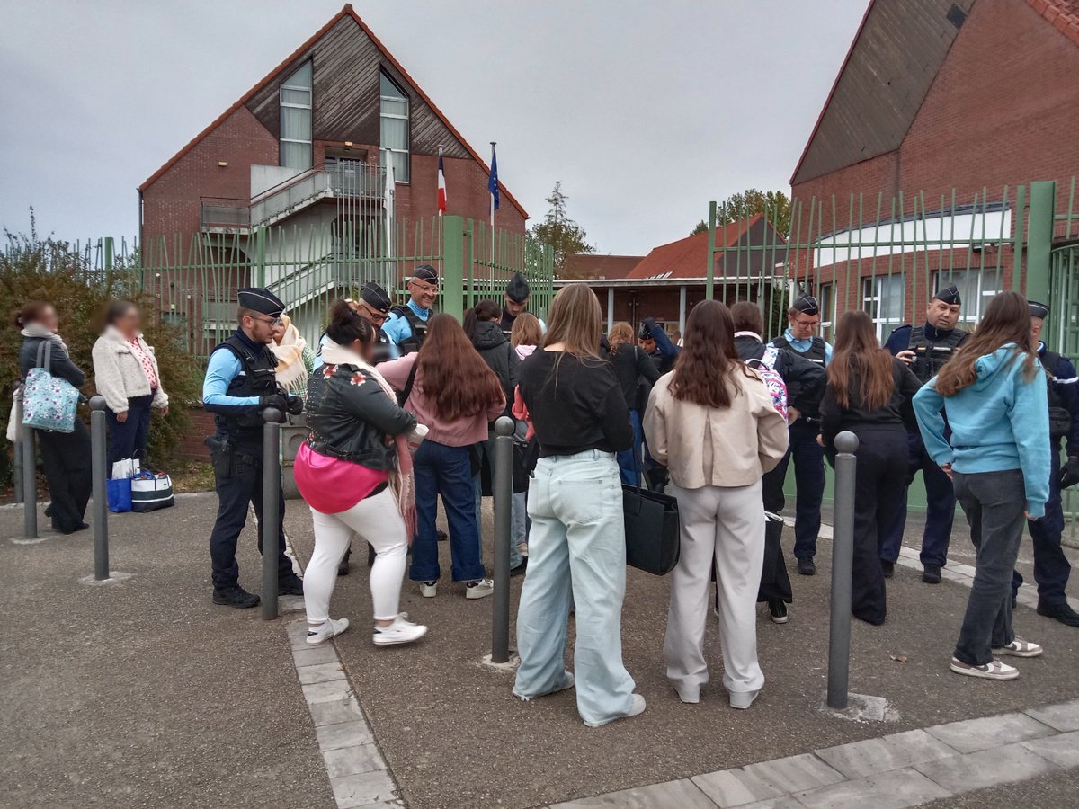 👮‍♂️[SÉCURISATION]👮‍♂️

🚨 Devant différents établissements scolaires et sur l'ensemble du département, une opération de contrôles de sacs et de bus a été menée. 

🎯 Prévenir l’introduction d’armes blanches dans les enceintes scolaires. 

➡️ Aucun objet dangereux n'a été découvert.