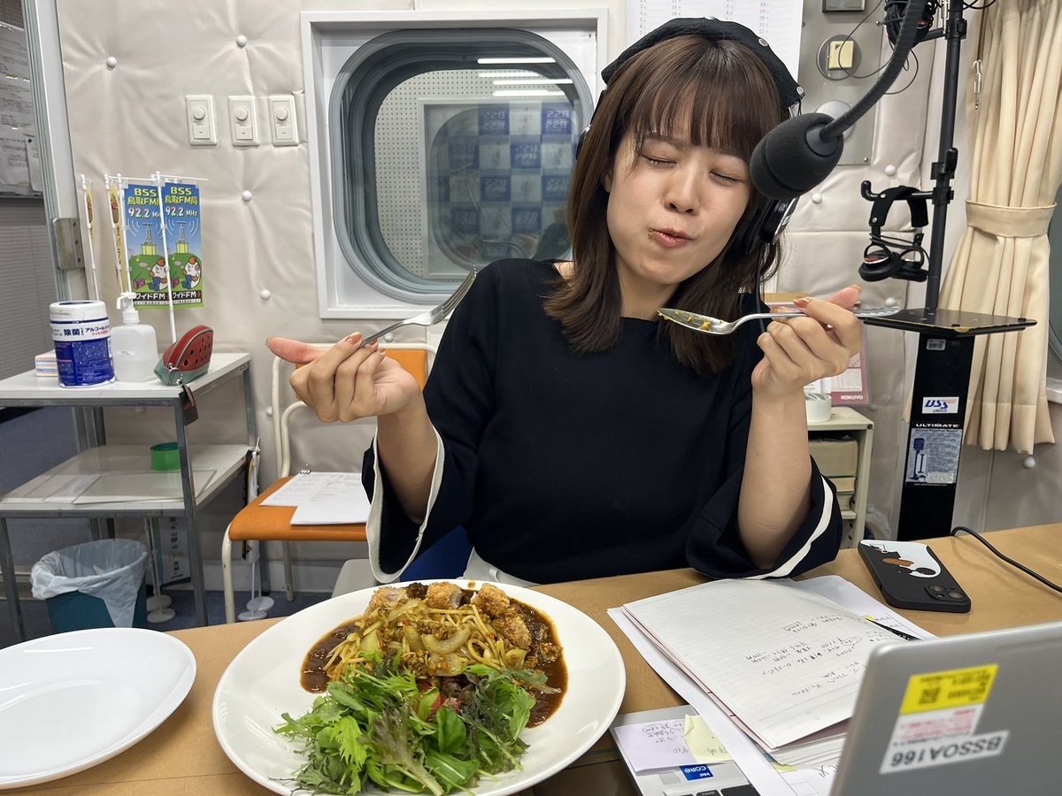 kanayoru's tweet image. 昨晩の【今夜のアテ】振り返り🌟
BALふりーだむ(@jbschrE8ogpzSPD)のはっしーさんがスタジオクッキングをしてくれた新作メニュー
「カツカレーパスタ」1200円
なつかしい喫茶店のような味わいでボリュームもあり、絶品✨コーヒーとの相性◎
ランチ、ディナーともに注文🉑
ご賞味あれ🤤
#kanayoru