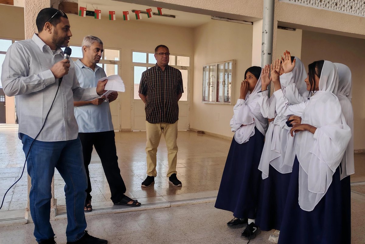 فى إطار نشر الثقافة وروح المنافسة البنائة بين طلاب المدرسة تم اليوم تنظيم مسابقة ثقافية بين طلاب الصف الخامس والسادس تحت إشراف أ.عادل قحيف وقام الفاضل مدير المدرسة أ.محمد عبد الحميد بتوزيع بعض الهدايا الرمزية على الصف الفائز وذلك لتشجيعهم وحثهم على الإستمرار في الاجتهاد والتفوق