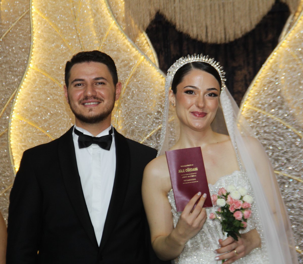 Yönetim Kurulu Başkanımız Eyyüp Ergan, Borsamızda muamelat memuru ve proje uzmanı olarak görev yapan Gökçenur Ulu’nun nikâh törenine şahitlik etti. Meclis üyelerimiz, Genel Sekreterimiz ve çalışma arkadaşlarımız da genç çifti yalnız bırakmayarak mutluluklarına ortak oldular.