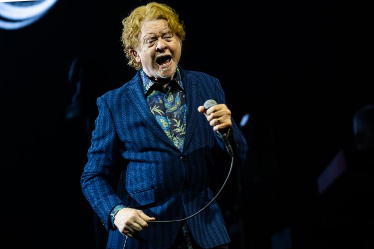 RecCollMag's tweet image. The latest Gig Gallery photos of #SimplyRed are at recordcollectormag.com/gig-gallery/si…