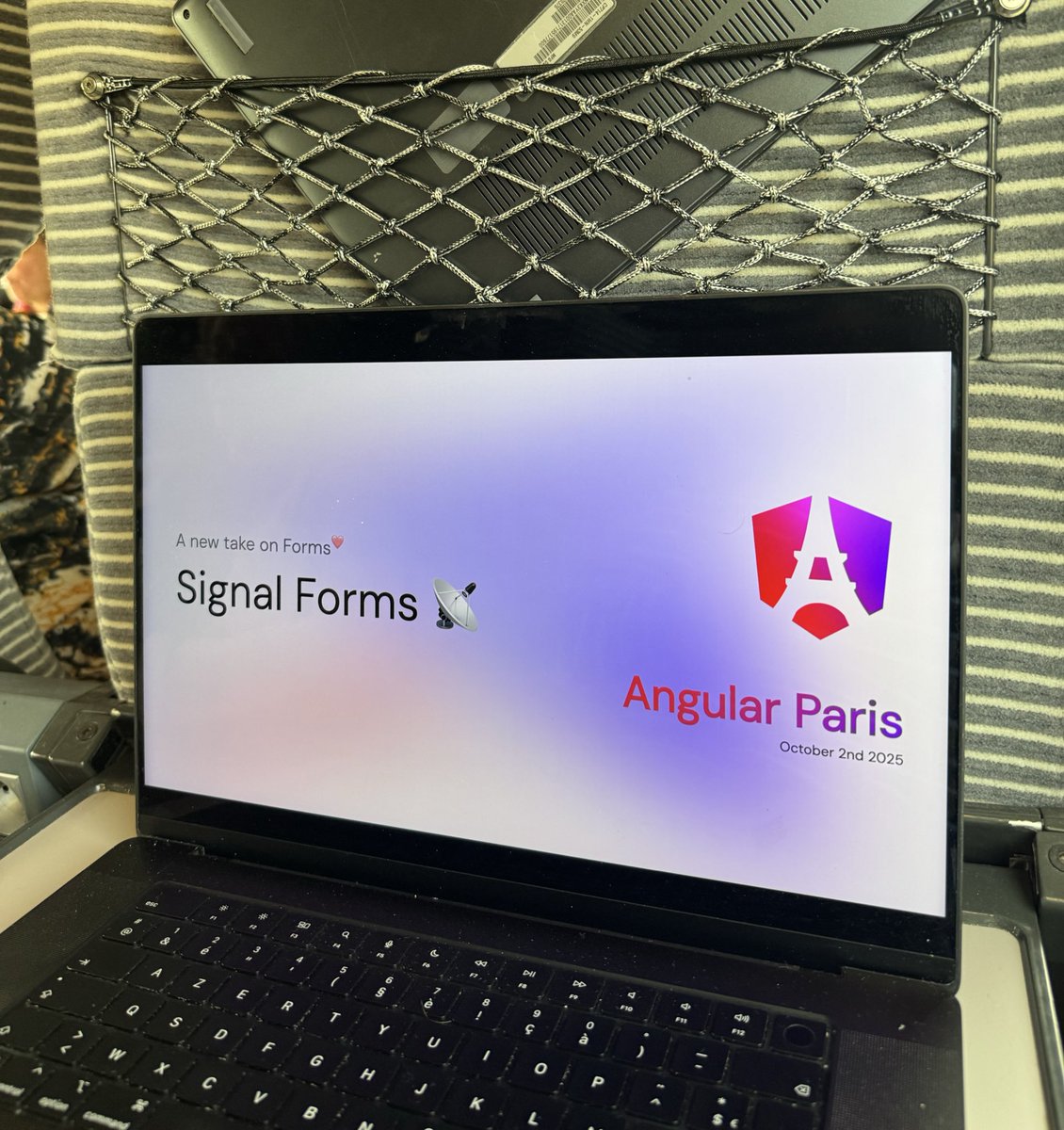 Jean__Meche's tweet image. On my way to the #Angular Paris meetup ! 

@Nicooss54 has a talk on Zoneless
and I’ll present you the experimental  Signal forms ! 

See you there 👋