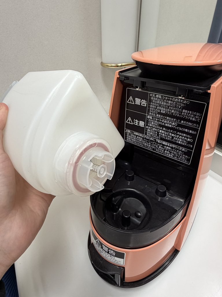 kiryuintw's tweet image. 工作が得意な方や詳しい方にお伺いしたいのですが、
このスチーム式加湿器のタンクが1ℓで強運転で4時間しか持たないところをタンクに穴を開けて1ℓペットボトルの穴を開けたキャップを固定して増設すれば８時間運転できるのではないかと考えています。…