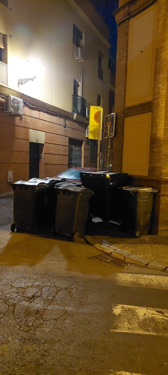 Ocho contenedores y ninguno del edificio 
<a href="/LipasamSevilla/">Lipasam</a> os estáis luciendo 
<a href="/jlsanzalcalde/">José Luis Sanz</a> muy mal alcalde