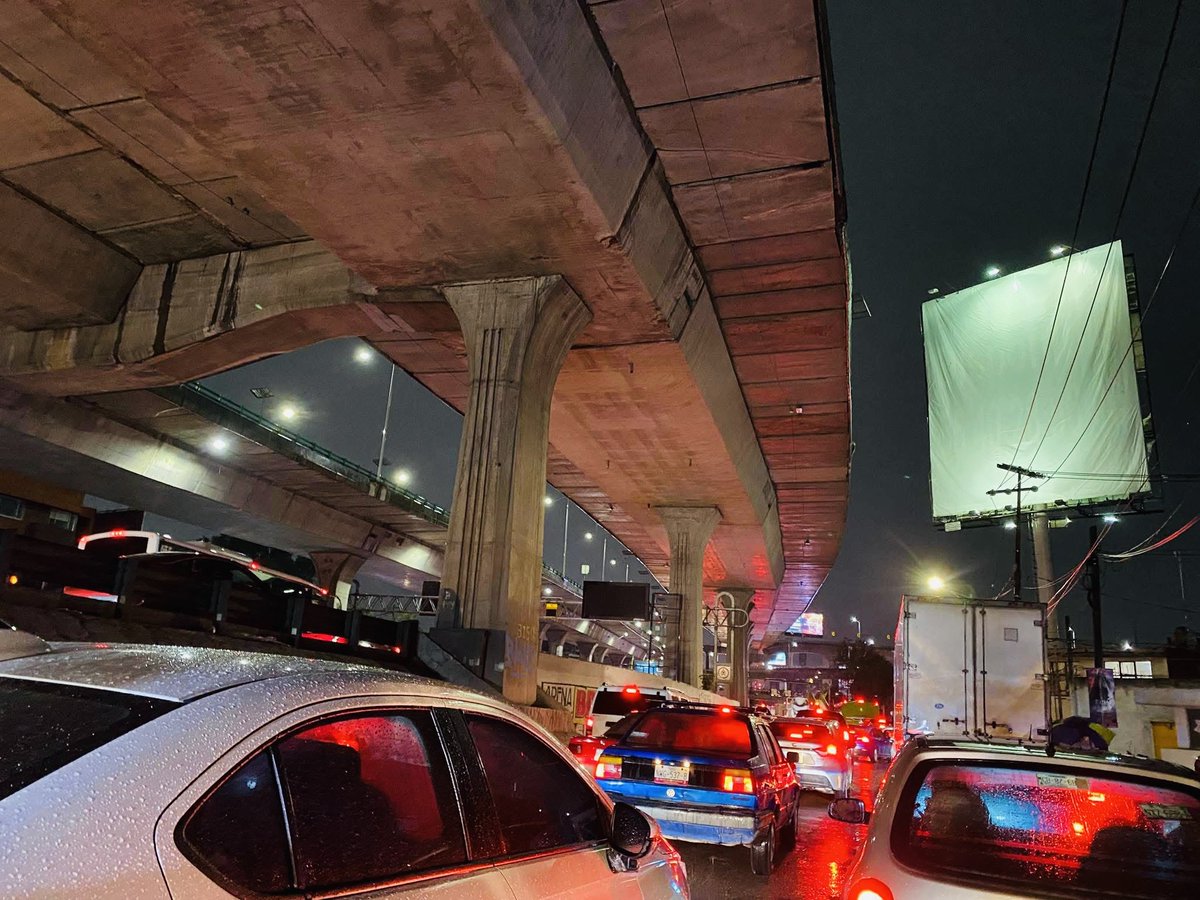 Kimberly salió a sacar copias y ya no regresó 

Colapsado Periférico a la altura de #LomasVerdes, manifestantes exigen justicia ante la desaparición de Kimberly N, desaparecida en 2 de octubre en #Naucalpan, crece el descontento social en el #Edomex ante la inseguridad.