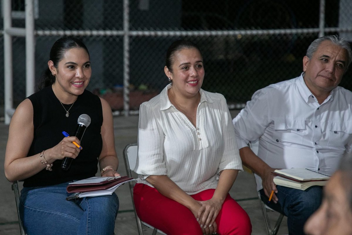 indira_vizcaino's tweet photo. Hoy también estuvimos en la colonia La Albarrada, en la capital de nuestro estado, compartiendo un valioso encuentro con vecinas y vecinos.🙌🏼

Escuchar sus necesidades e historias nos motiva profundamente a seguir trabajando con el corazón para todas y todos. Seguiremos por este camino para que la transformación llegue a cada rincón de nuestro estado. ¡Muchas gracias y bonita noche!