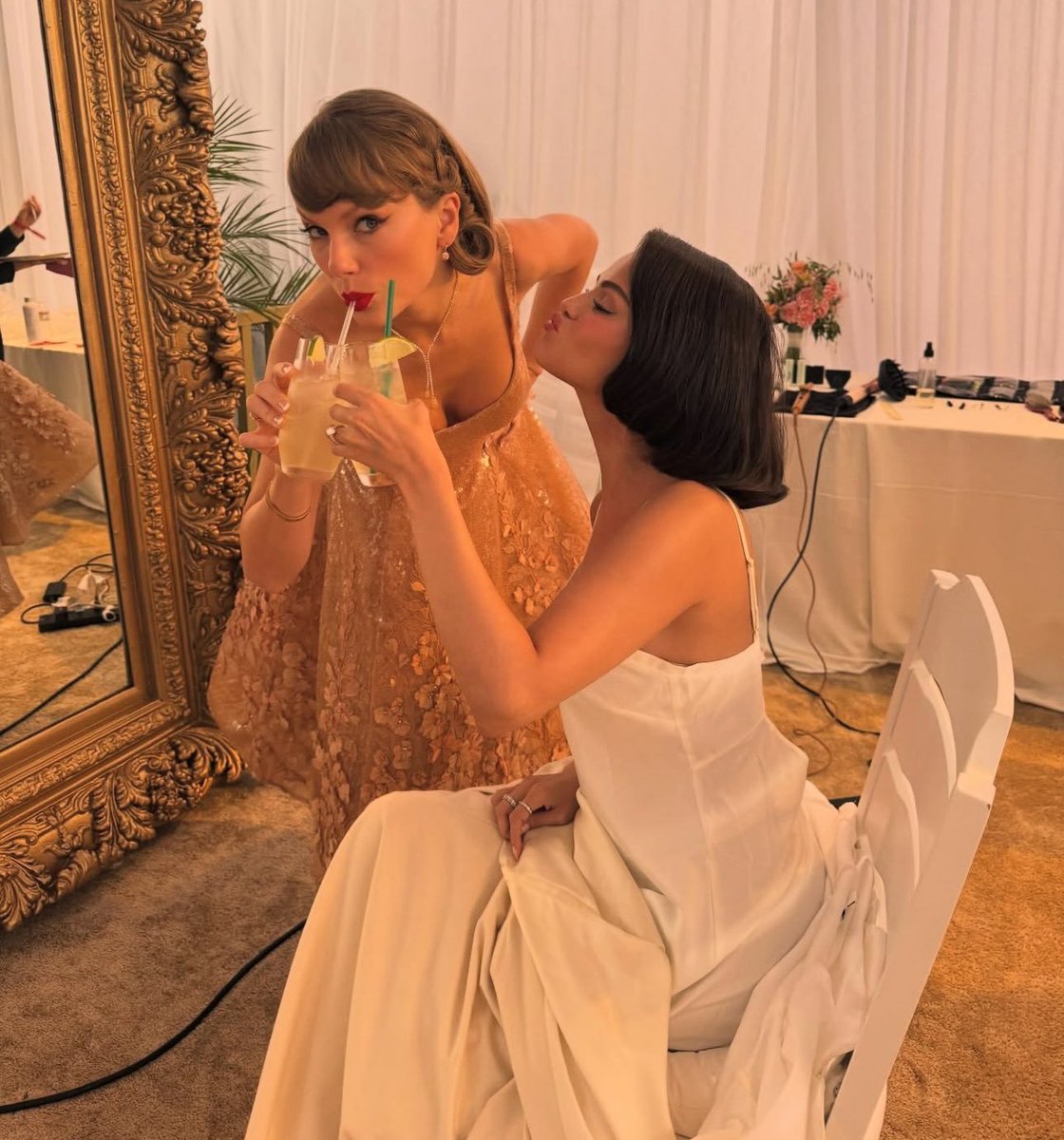 Deepmindes1's tweet photo. WHI IS THIS..../????//

#TaylorSwift #SelenaGomez https://t.co/5ZtTK5AJtl