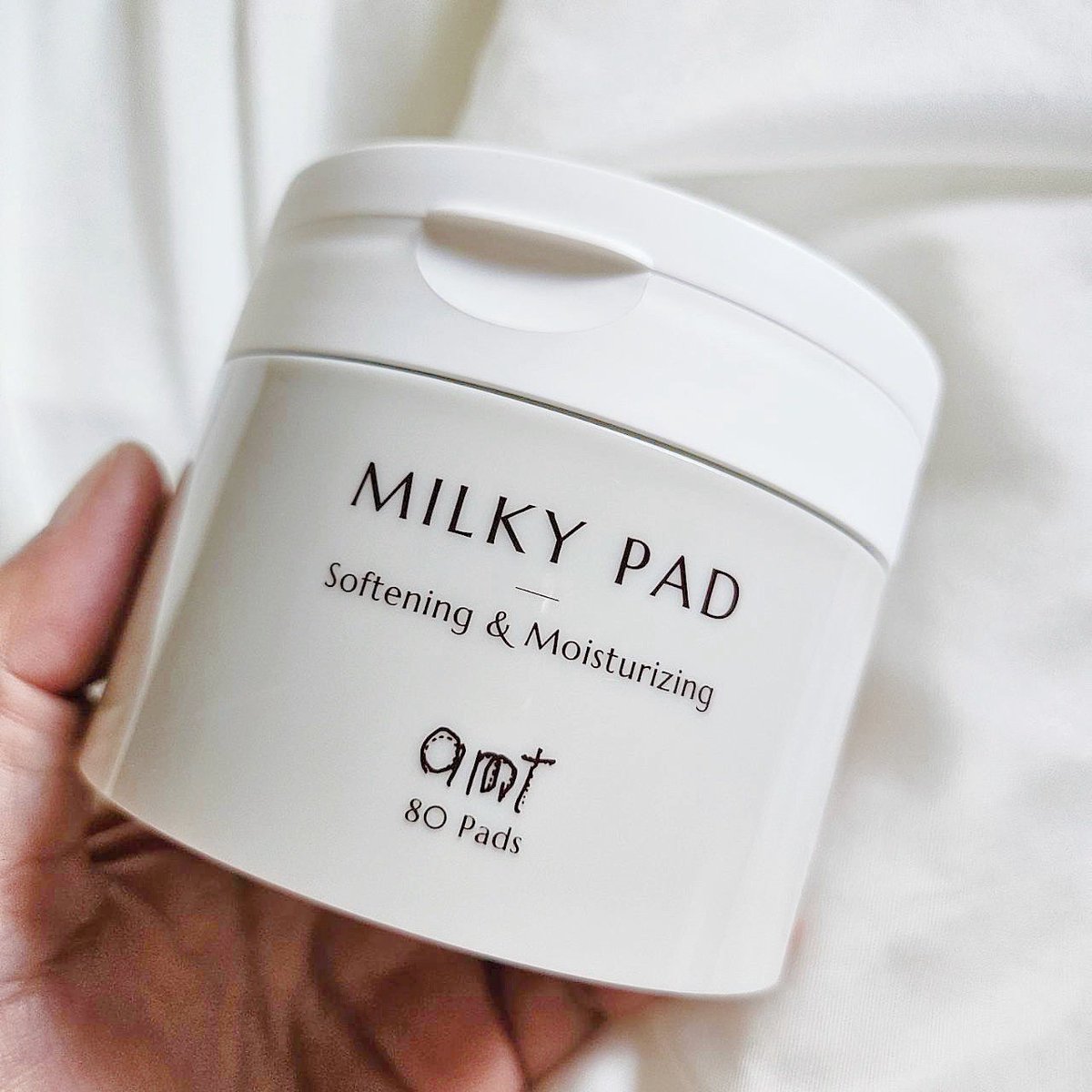 thisisoleang's tweet image. AMT สร้างเรื่องอีกแล้ว เค้ามีโทนเนอร์แพดเนื้อน้ำนม ออกมาใหม่! แค่แปะทิ้งไว้ 3 นาที ก็ได้บำรุงผิวละ เช้าๆรีบๆแปะไว้เลยจ้า  รู้สึกได้ถึงความสบายผิว ผิวเย็นลง ให้ความชุ่มชื้นดี ผิวมันอิ่มมันฟูดี แต่งหน้าติดทนขึ้น แพดแนบผิวดีมาก ไม่ไหลไม่ตก หรือระหว่างวันเจอแดดร้อนๆมา…