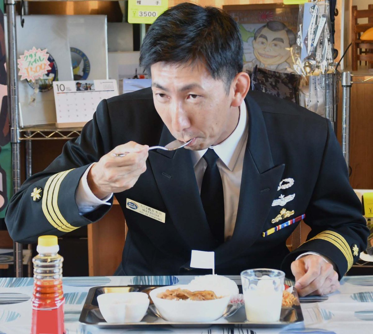 JMSDF_orh's tweet image. 【ちくまカレー再認定式】
10月1日(水)、むつ市の駅前食堂で #大湊海自カレー 「ちくまカレー」の再認定式を行いました。ちくま艦長が試食を行い、見事合格、認定されました。
#海上自衛隊 #大湊地区隊