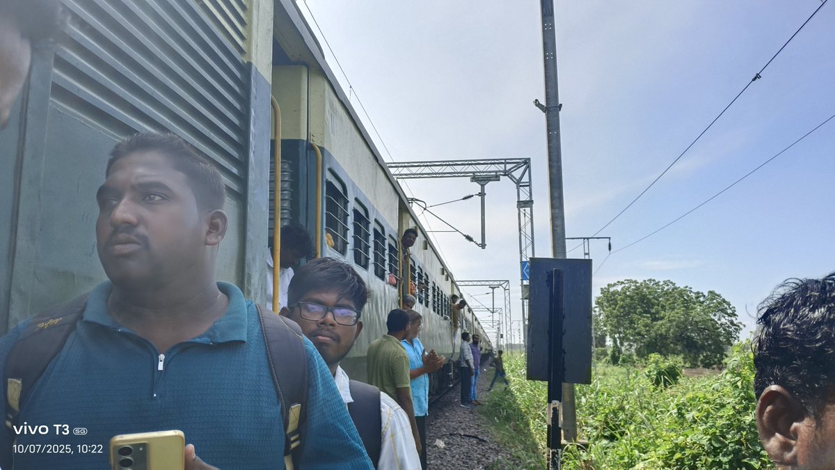 venugopalb1988's tweet photo. @AshwiniVaishnaw @RailMinIndia dear sir, bitragunta passenger everyday stopping in mid sections and krishnakebal station master not responding and in phone and tetra. Daily train stopping in mid sections. Worst service by railway and staff. No response till now https://t.co/J5wKdjqihf