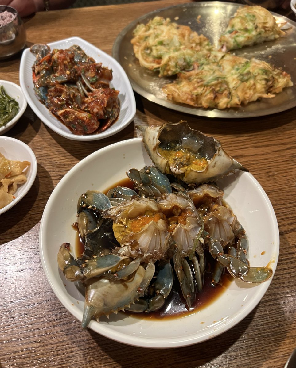 #白貂今天吃什么 秋天的第一顿蓝蟹是生腌！一口回家 (well almost)。韩式醉蟹用的是烧酒，记忆里的宁波做法是用黄酒，会有更丰富的层次感