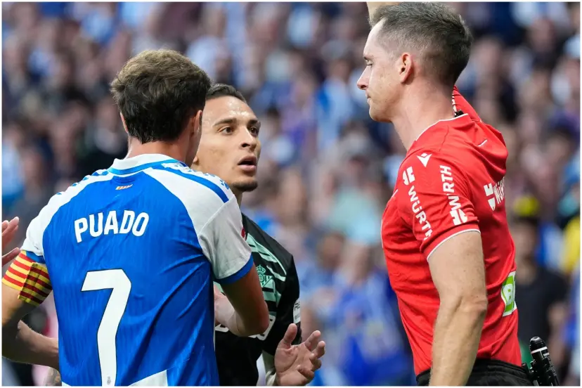 TouchlineX's tweet photo. 🚨 𝗖𝗥𝗔𝗭𝗬 𝗙𝗔𝗖𝗧: Real Betis is the team with less fouls in one match in the current season, this against Espanyol. 

They only committed 4 fouls, yet somehow they were shown 6 yellow cards. 👀

Espanyol on the other hand, committed 16 fouls and they were only shown 2 yellow cards. 🤔