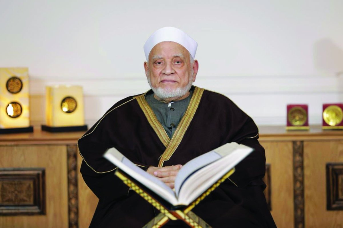 EgyptDarAlIfta's tweet photo. مفتي الجمهورية ينعى العالم الجليل الأستاذ الدكتور أحمد عمر هاشم عضو هيئة كبار العلماء بالأزهر الشريف 

بمزيد من الرضا بقضاء الله، ينعى فضيلة أ.د نظير محمد عياد، مفتي الجمهورية، رئيس الأمانة العامة لدور وهيئات الإفتاء في العالم، فضيلة العالم الكبير، والمحدث الجليل، الأستاذ الدكتور، أحمد عمر هاشم، رئيس جامعة الأزهر الأسبق، عضو هيئة كبار العلماء بالأزهر الشريف، وأحد أعلام الحديث والدعوة في العالم العربي والإسلامي.

ويؤكد فضيلة مفتي الجمهورية أن الراحل ـرحمه الله- كان عالمًا جليلاً ومحدثًا كبيرًا، عميق الفهم لمعاني النصوص، راسخ القدم في علم الحديث النبوي سندًا ومتنًا، خبيرًا بأحوال الرجال جرحًا وتعديلًا، وكان ـرحمه الله ـ خطيبًا مفوهًا، واسع الاطلاع والثقافة، فقد العالم بوفاته مصباحًا منيرًا من مصابيح الدعوة الإسلامية، أفنى حياته في خدمة العلم وأهله، تعليمًا وإرشادًا وتوجيهًا، تاركًا للمكتبة العلمية إرثًا نفيسًا من المؤلفات القيمة في الحديث والدعوة والأخلاق.

هذا ويتقدم فضيلة مفتي الجمهورية بخالص العزاء وصادق المواساة، إلى الأمة العربية والإسلامية، وإلى أهله وذويه ومحبيه، وزملائه وطلابه، سائلاً الله عز وجل أن يتغمد الفقيد بواسع رحمته، ويسكنه فسيح جناته،
«إِنَّا لِلَّهِ وَإِنَّا إِلَيْهِ رَاجِعُونَ»