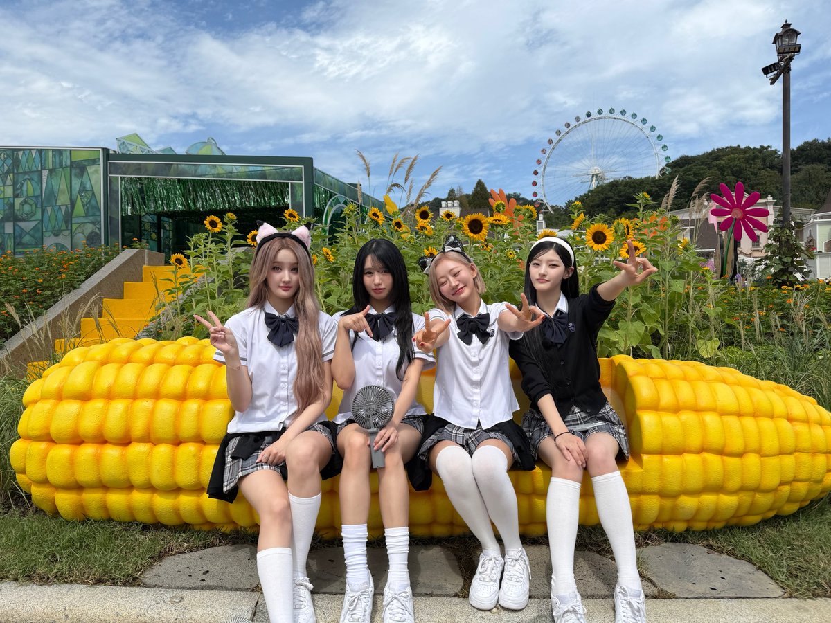 KISSOFLIFE_S2's tweet photo. [📸] 환장(?)의 나라 키오프랜드 비하인드 사진🎡

#KISSOFLIFE #키스오브라이프 #KIOF https://t.co/VU1yr5xv5x