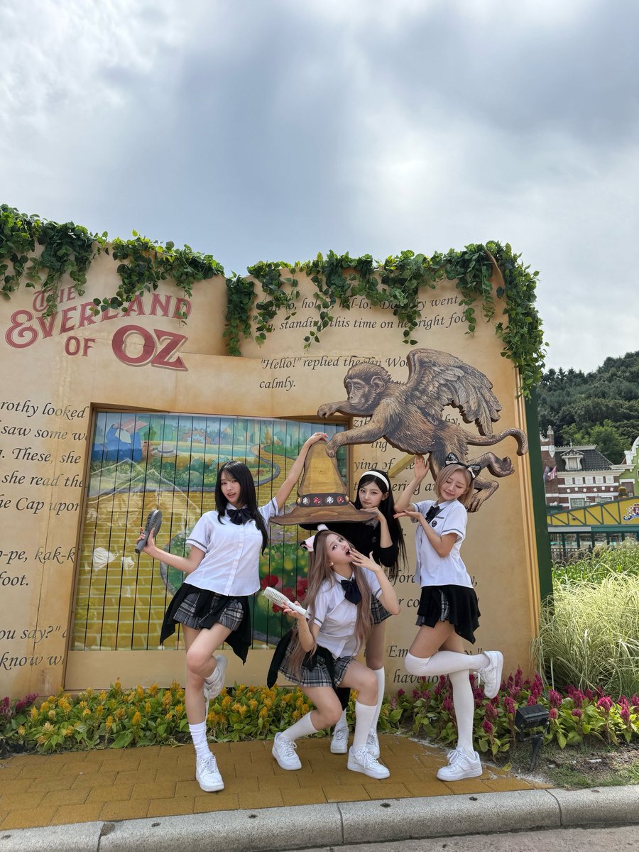 KISSOFLIFE_S2's tweet photo. [📸] 환장(?)의 나라 키오프랜드 비하인드 사진🎡

#KISSOFLIFE #키스오브라이프 #KIOF https://t.co/VU1yr5xv5x