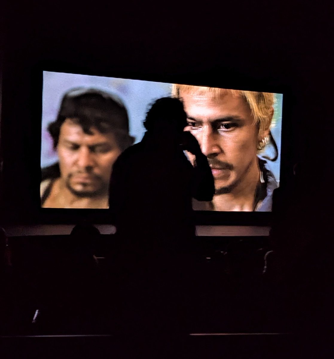 Iñárritu con Amores Perros de fondo.