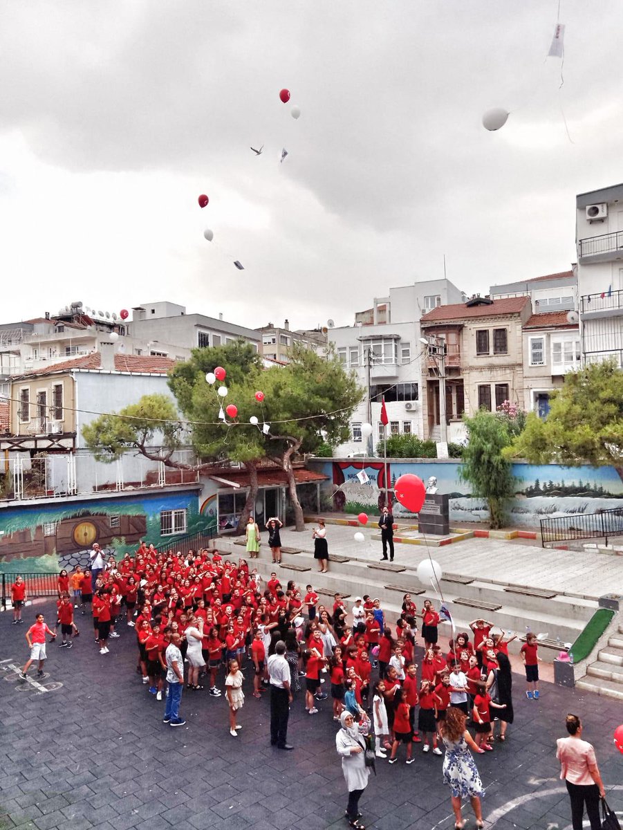 izmir_ilmem's tweet photo. 🎈 Gökyüzüne kardeşlik uçurtmaları…
Filistin’deki kardeşlerimize dualarımızı, kalplerimizin selamını taşıyan Türk ve Filistin bayraklı uçurtmalar, İzmirli öğrencilerimizin ellerinden umutla gökyüzüne süzüldü. 🇹🇷♥️🤍💚🖤

Barışın, dayanışmanın ve insanlığın ortak vicdanı olan çocuklarımız; mazlum coğrafyalara duyarsız kalmadı, “birlikte daha güçlü” mesajını göklere yazdı.

@tcmeb @Yusuf__Tekin @drsuleymanelban @yahsiomer