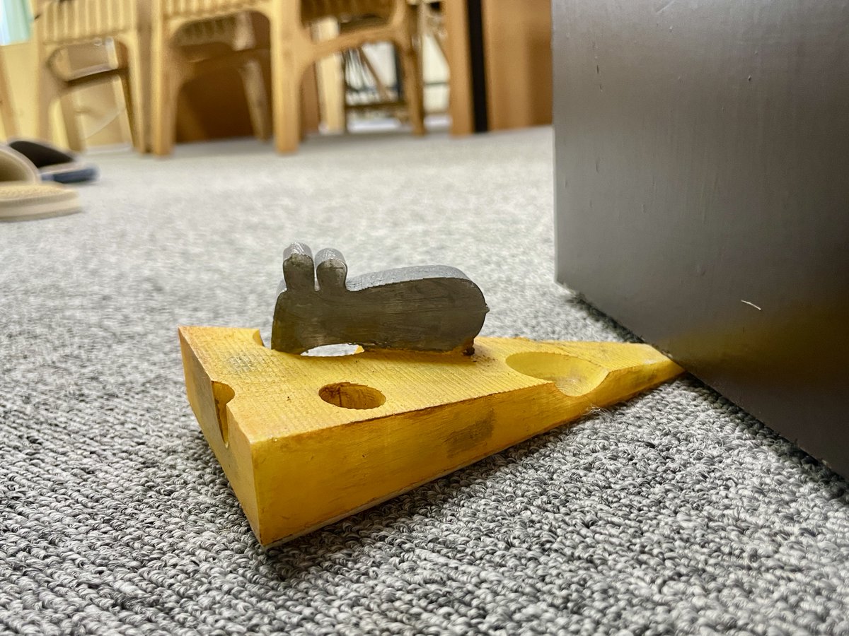 #3Dプリンター でアイデアを形に✍️
#TinkerCAD を使って、ドアストッパーをモデリングした作品。穴あきチーズの可愛い形に、ネズミのベストポジションを追求🐭🧀 足に当たらないように、実際に使う時のことを考えて作るところが素晴らしい！色塗りにもこだわりました！！