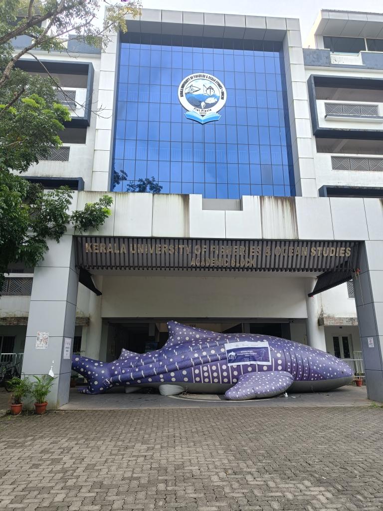 LabRajeev's tweet image. The @wti_org_india whale shark comes to the Kerala University of Fisheries and Ocean Studies (KUFOS) @KUFOS1 @vivek4wild
#WildlifeWeek2025 
#whaleshark