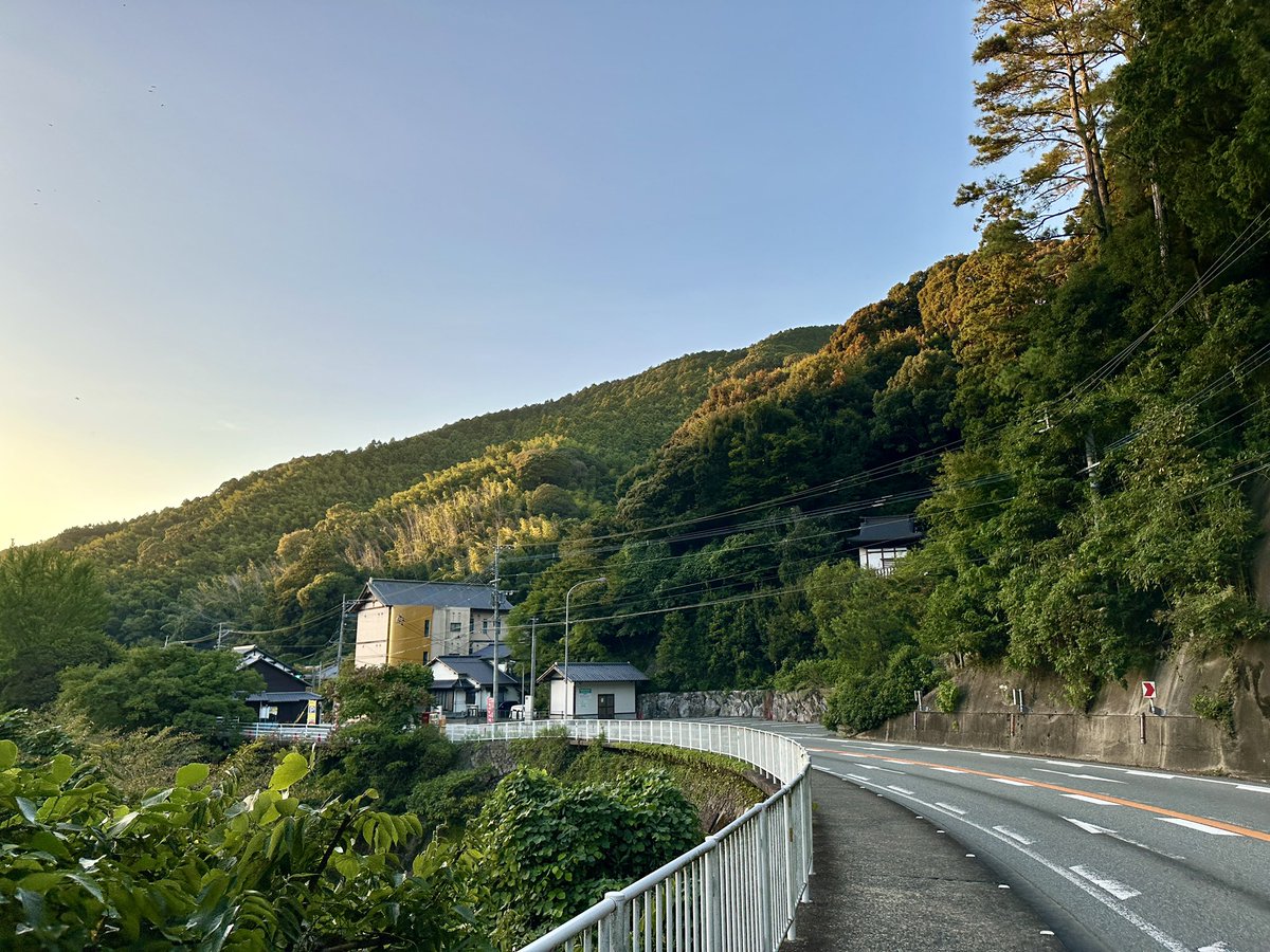 Got to explore some of the mountain trails and temples in Fukuoka yesterday and the vibes were amazing! 🤩 
The people are also so friendly here! 
It also really helps knowing a bit of Japanese!
As soon as people hear that you speak it a bit they open up so much more!!