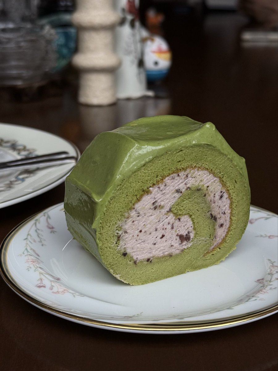 궁금했던 디저트 두개 다 먹었는데 말차 팥 롤케이크가 너무너무 훌륭햇으며