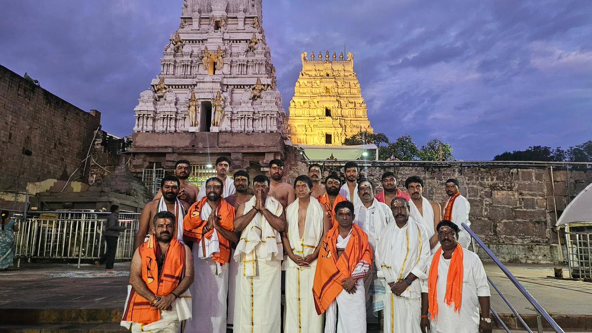 MadhavBJP's tweet photo. శ్రీశైలం లో కొలువైన శ్రీ మల్లికార్జున స్వామి వారిని పార్టీ నాయకులతో కలిసి దర్శించుకొని, ప్రత్యేక పూజా కార్యక్రమంలో పాల్గొన్నడం జరిగింది.

@BJP4Andhra https://t.co/qx9URsRbe6