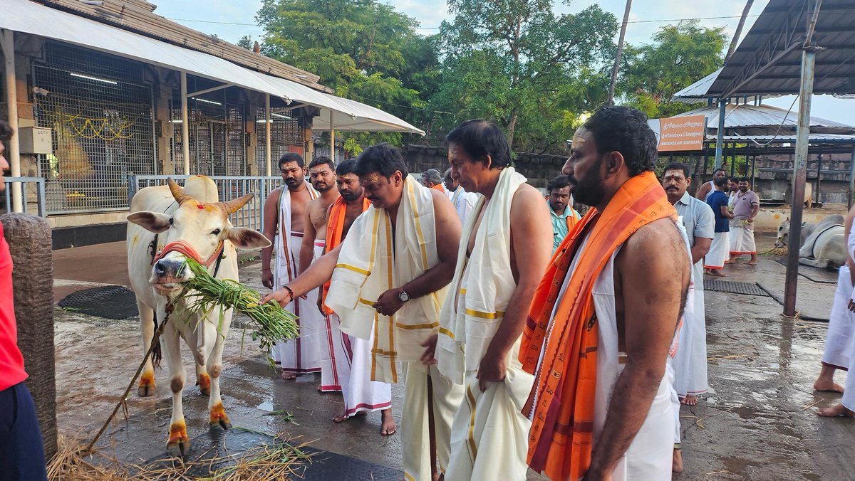 MadhavBJP's tweet photo. శ్రీశైలం లో కొలువైన శ్రీ మల్లికార్జున స్వామి వారిని పార్టీ నాయకులతో కలిసి దర్శించుకొని, ప్రత్యేక పూజా కార్యక్రమంలో పాల్గొన్నడం జరిగింది.

@BJP4Andhra https://t.co/qx9URsRbe6