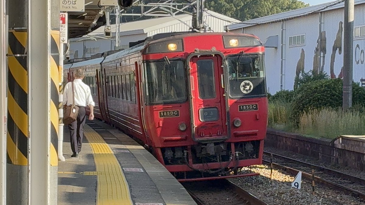 khy9ONCPTR53993's tweet image. 鹿児島本線で撮った車両（ゆふ号・811系）です。撮って欲しい車両のリクエストがあったら教えてください。珍しい車両は奥の方にある写真フォルダーから出すかもしれません。
#鉄道 #電車 #JR九州 #JR