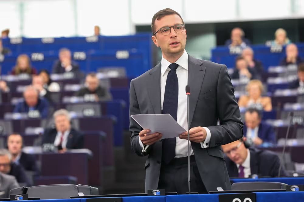 🔵 Ce lundi, <a href="/J_Bardella/">Jordan Bardella</a> a présenté la motion de censure déposée par le groupe <a href="/PatriotsEP/">Patriots for Europe</a> contre la commission européenne de <a href="/vonderleyen/">Ursula von der Leyen</a> !

Nos élus refusent la politique néfaste de cette commission contre nos agriculteurs, abandonnés par cette commission bureaucratique ❌