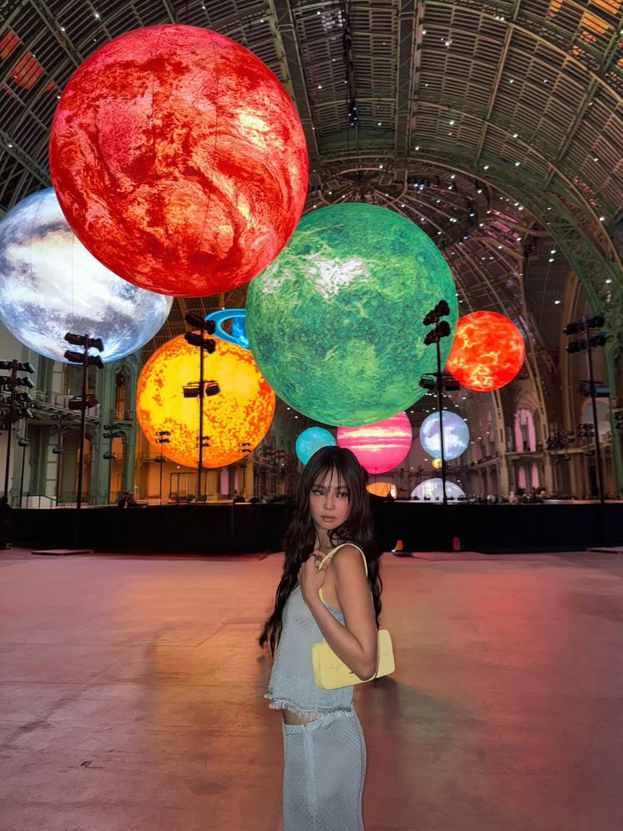 BLACKPINKCNTRAL's tweet photo. [📸] #JENNIE Update (1)

“CHANEL Spring Summer 2026 collection by Matthieu Blazy 

@.matthieu_blazy Congrats on your first show with @CHANEL 🤍 I’m so excited to witness this new chapter and the vision you’ll bring to the house. #CHANELSpringSummer”

JENNIE PARIS FASHION WEEK
#JENNIExCHANELSS26 #CHANELSS26 @oddatelier