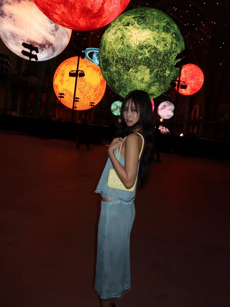 BLACKPINKCNTRAL's tweet photo. [📸] #JENNIE Update (1)

“CHANEL Spring Summer 2026 collection by Matthieu Blazy 

@.matthieu_blazy Congrats on your first show with @CHANEL 🤍 I’m so excited to witness this new chapter and the vision you’ll bring to the house. #CHANELSpringSummer”

JENNIE PARIS FASHION WEEK
#JENNIExCHANELSS26 #CHANELSS26 @oddatelier