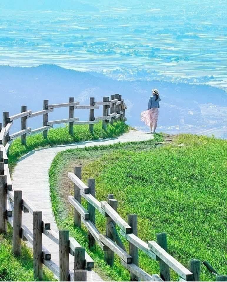 İnsan ,
Düşleri öldüğü gün ölür...

              Yaşar Kemal 

Bazen beklemek lazım en güzeli için .