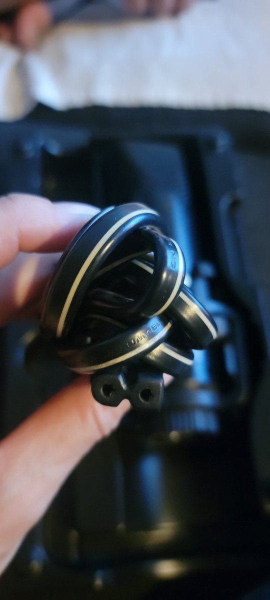 tludy85's tweet photo. @HyperX disappointed in a recent purchase I made. I just opened the box to find the mic has been switched. Yes box was sealed before I bought it and even had the security device  around the box. So it seems someone did a switch in factory possibly? Had anyone else had this happen https://t.co/voFKXFFOW2
