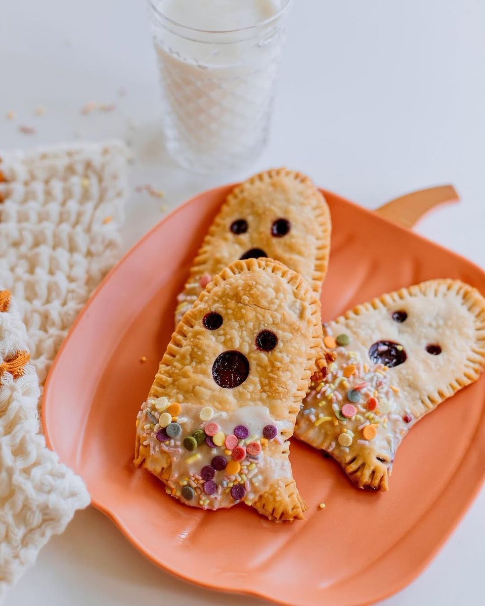 キッチンでちょっぴり不気味なムードに🎃
@kaylynweir の「おばけパイ」で #ハロウィン 気分を盛り上げよう👻
#USブルーベリー は色々な栄養を含み、鮮やかな紫色が写真映えします！
怖かわいくて美味しいから、子どもたちも大喜び間違いなし♪