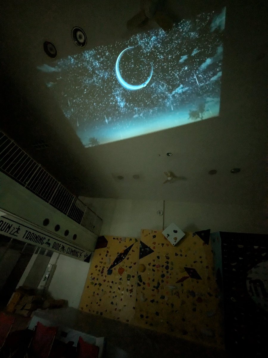 ROCONESS1102's tweet photo. 10/10(金)20:30〜21:00
星空ストレッチを開催します🌠✨

ジムの照明を落として、天井に映る星空に包まれながら、深い呼吸と仰向け中心の動きで心身をゆるめるリラクゼーションレッスンです🌿

どなたでもご参加いただけます😌
↓ご予約はこちら↓
https://t.co/Hu5tMq6IRG https://t.co/88vIOnpHPe