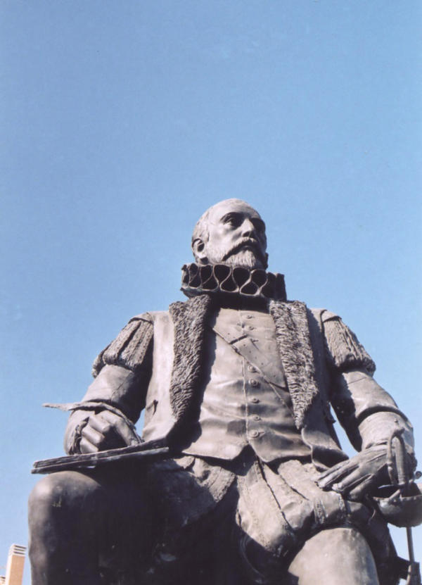 Factores clave de la victoria cristiana fueron, además de la artillería, el abordaje, la disposición táctica de las diferentes naves y el hecho de serrar los espolones de las mismas. Sin duda, mención para Cervantes y Farnesio, que se destacaron allí con un brío excepcional.
👇🏻