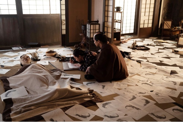 thetvjp's tweet image. #染谷将太“歌麿”が #藤間爽子“きよ”の顔を
一心不乱に写し取る…
視聴者も涙の壮絶な運命＜#べらぼう＞ 

▼記事の続きはこちら【ほか写真あり】
thetv.jp/news/detail/12… 

#横浜流星