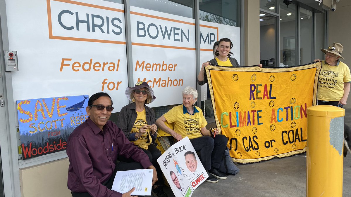 knitnannasSYD's tweet image. Nannas w Melville Fernandez from Voices 4 Power with a ✉️ 4 the Minister for Climate Change. 
Summer🌡️ &amp;amp; power bills are ⬆️🥵 in Sydney’s Western Suburbs &amp;amp; we’re asking Chris Bowen 
to urge Federal Labor to cancel their 💕 of #fossilfuels &amp;amp; protect our environment.