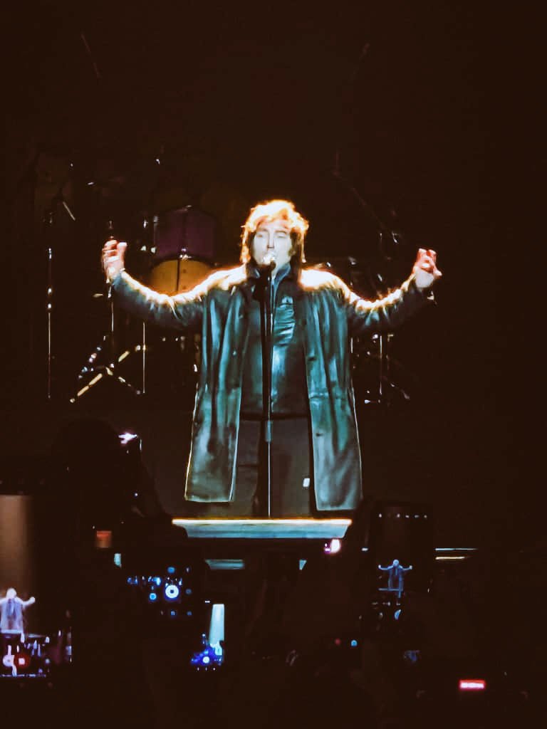 Nuestro rockstar es Presidente. 
Porque la investidura le fue concedida en virtud de su condición de rockstar, no al revés.

Aquellos que quieren cambiarlo no entienden la esencia del movimiento; carecen del Fuego Sagrado.
