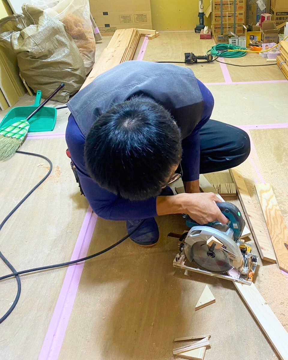 Mitokomuten's tweet photo. こんにちは！水戸工務店です！🌞🏠
今回は、ちょっと恥ずかしい？新人時代のくすっとエピソードをご紹介します！

ある現場でのこと。
「撤収時に“現場のゴミ”を集めてトラックに積んでおいてね」とお願いされた新入りのスタッフ。
真面目に一生懸命ゴミを集めていたのですが… https://t.co/bVed50zk9V