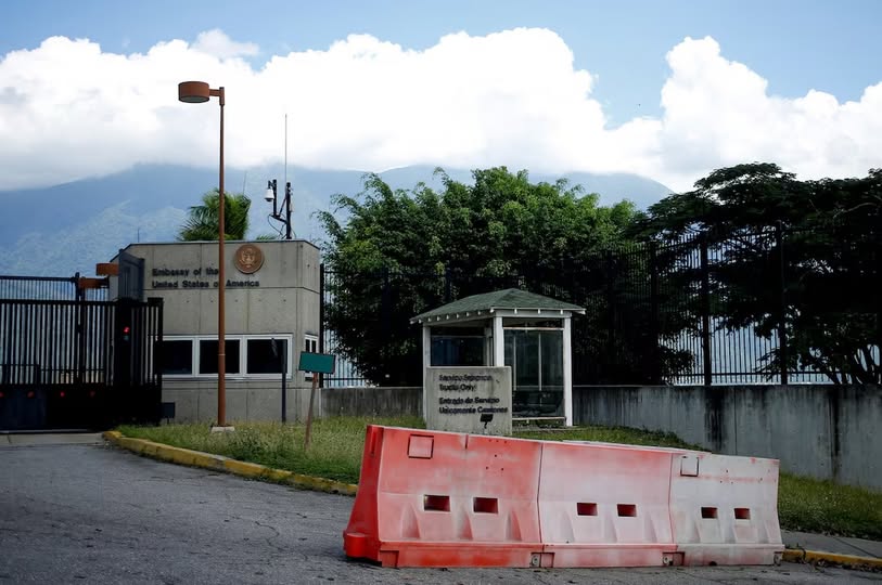 assured_media's tweet photo. 𝐂𝐚𝐫𝐚𝐜𝐚𝐬, 𝐕𝐞𝐧𝐞𝐳𝐮𝐞𝐥𝐚 - President Nicolas Maduro has said that the Venezuelan government has foiled a false flag terrorist attack on the shuttered United States Embassy in Caracas. The Venezuelan government claims that local right-wing terrorists plotted this potential attack in order to exacerbate the confrontation between the two countries over drug trafficking accusations.

Jorge Rodriguez, the head of the Venezuelan National Assembly as stated that they have "reinforced security measures at the diplomatic mission."

Caracas and Washington severed diplomatic ties in 2019, and the US embassy has been deserted except for a few local employees.

#Caracas #Venezuela #Terrorism #Attack #WWIII #War #WorldWar #SouthAmerica #Trump #USA #UnitedStates #Maduro #Embassy #Diplomacy