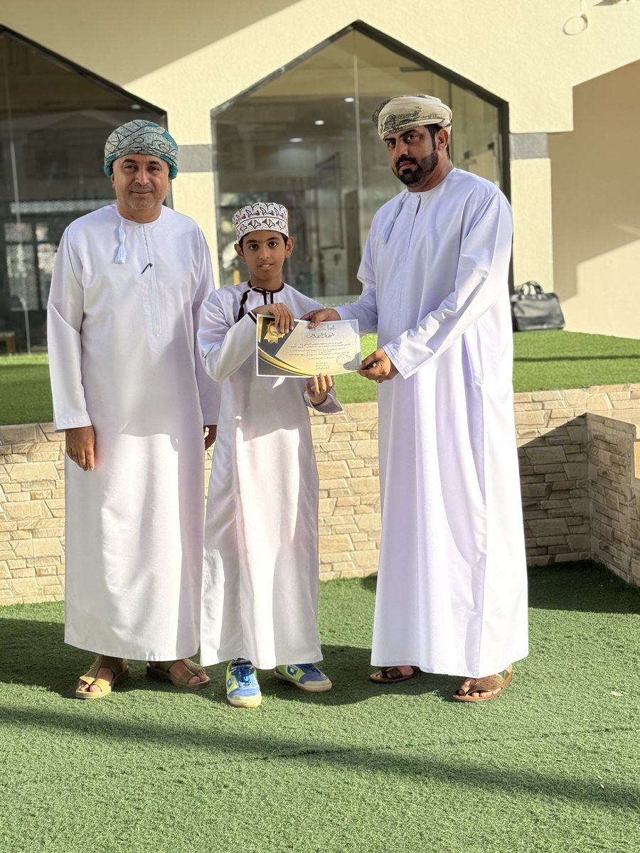 🔷| أُقيم صباح اليوم حفل تكريم الطلبة المشاركين في مبادرة المسابقة المنهجية لمادة التربية الإسلامية -بعد مراحل التقييم التي أجريت لمدة أسبوع- وذلك تحت رعاية الفاضل/ حسني بن مبارك السيابي، رئيس مجلس الآباء بالمدرسة وبمعية مدير المدرسة الأستاذ أحمد السيابي.
#تعليم_مستدام
