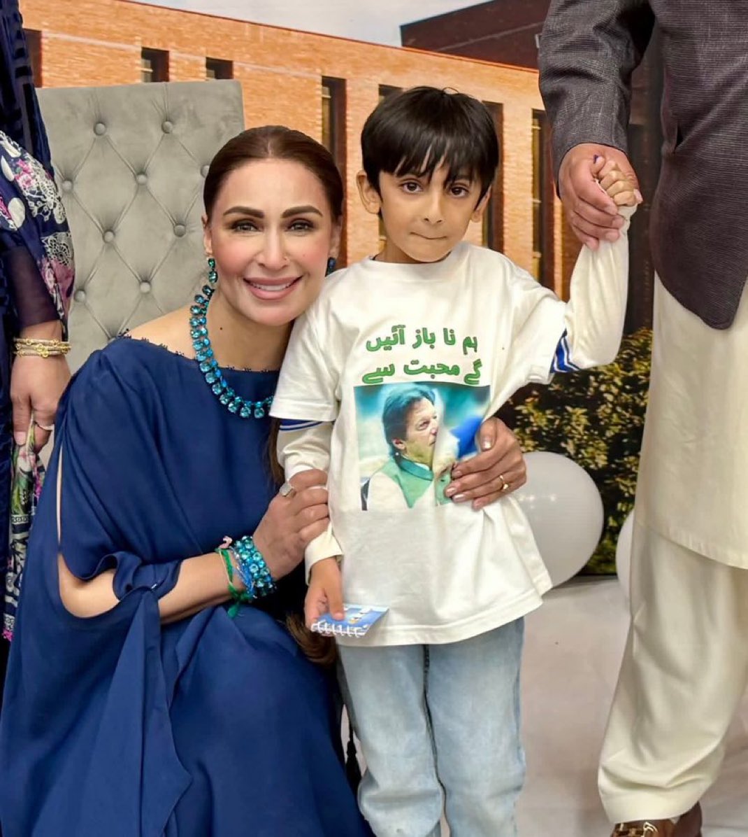 اداکارہ ریما خان کے بیٹے کی شرٹ 
ہم نہ باز آئیں گے محبت سے